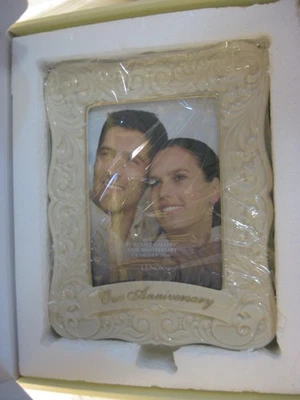 "OUR ANNIVERSARY" FRAME BY LENNOX Foto 1 de 3