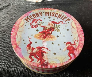 Babbo Natale Elfo Elfi Arte Rotondo Barattolo di Latta Metallo Natale Buon Malizia Lattine - Foto 1 di 6