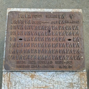 Altguss Schacht Ablauf Abdeckung 640 mm x 491 mm Hebe Schlüssellöcher B125 - Bild 1 von 6