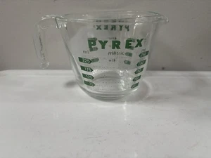 Vidrio Anchor Hocking 1 taza con letras verdes - Imagen 1 de 4