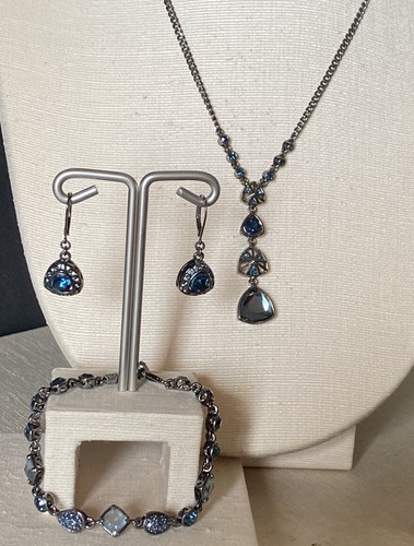 GIVENCHY Collana Goccia a Y Orecchini Traforati Bracciale Set Blu Ghiacciato Pistola Metallo