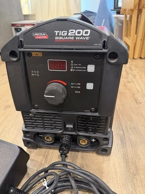 Soldadora LINCOLN ELECTRIC de onda cuadrada TIG 200 TIG Foto 1 de 4
