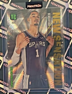 Victor Wembanyama 261 2023-24 Panini NBA Top Class New Sensation Smiles - Foto 1 di 3