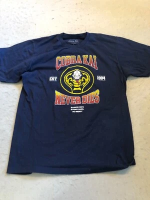 Camisa Cobra Kai Para Hombre Grande Strike First Strike Hard Azul Marino Camiseta Karate Foto 1 de 4
