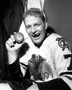 Bobby Hull 50 Goal Season Smiling Puck Chicago Blackhawks 8x10 Vintage NHL Photo - Picture 1 of 1