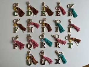 Anthropologie Monogramm/Anfangsschlüsselring mit Taselled. Verschiedene Buchstaben/Farben. - Bild 1 von 12