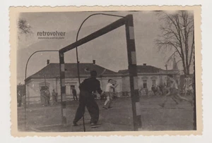 Hombres jóvenes guapos juegan fútbol callejero en medio del caos de la Segunda Guerra Mundial en instantánea artística - Imagen 1 de 7