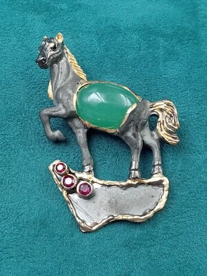Prendedor de caballo detallado de plata de ley ennegrecida con piedra de cabujón de jade, borde de granate Foto 1 de 4
