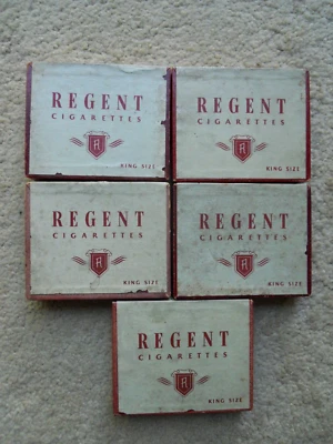 5!  Caixas de papelão vazias para cigarros Regent da Segunda Guerra Mundial.  Alguns com mensagens da Segunda Guerra Mundial. EUA. - Imagem 1 de 4