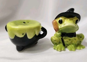 Cracker Barrel Halloween Mini Strega Rana e Calderone Sale Pepe Shaker Set - Foto 1 di 6