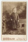 Ancienne carte d'armoire des années 1880 adorable petite fille sac à main tenant mont. Carmel, PA