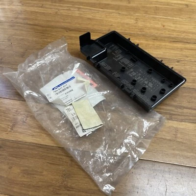 2009 - 2010 年大众 Routan 抽油烟机保险丝盒继电器盖访问装饰原始设备制造商 — 第 1/4 张图片