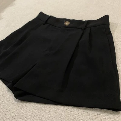 Shorts VINCE Dressy Plissado Tamanho 2 em Botão Preto Sólido - Imagem 1 de 4