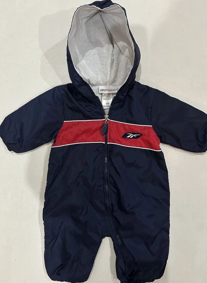 De colección Reebok 6-9 Meses Bebé Mameluco Una Pieza Cortavientos Chándal Capucha-Raro Foto 1 de 4