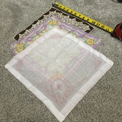 1 Pañuelo Monograma Bordado “K”, 2 Flores Sin Marca Vintage - Lote de 3 Foto 1 de 4