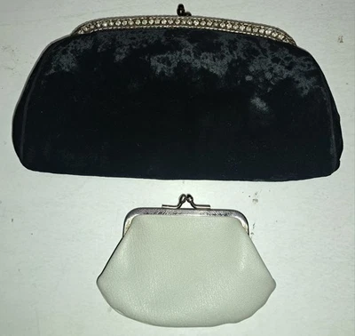 Bolso clutch vintage de terciopelo negro con adornos de estrás con monedero de cuero blanco  Foto 1 de 4