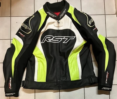 Men’s RST 1425 Tractech EVO 2 Black/Green Leather Motorcycle Jacket Size 50 UK - Image 1 of 4