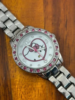Reloj Hello Kitty Mujer Bisel Cristal Tono Plata Corazón 28mm Batería Nueva Foto 1 de 4