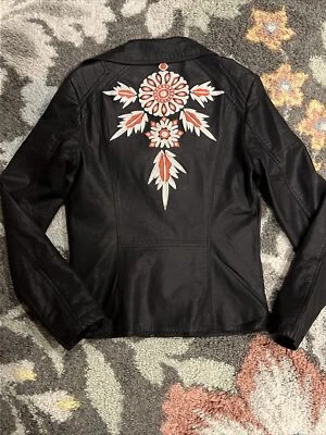 Miss Me 人造皮革夹克黑色小号刺绣全新带标签 — 第 1/4 张图片