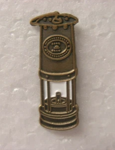 Miners Davy lamp pin badge. Mining. Miner. Coal Pit. Metal. Enamel. - Picture 1 of 1