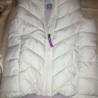 Chaleco acolchado Old Navy en blanco roto/púrpura XS niñas 5 usado en excelente estado Foto 1 de 3