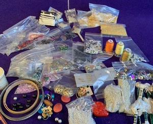 Vintage Lot Assorted Sewing Notions Supplies Sequins Glass Beads Pearls Threads - Picture 1 of 18