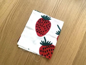 Marimekko Mansikka Strawberry Fabric Remnant 35×31cm Cotton Handcraft - Picture 1 of 3