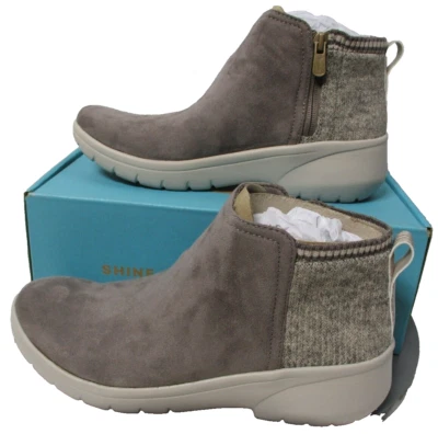 Bzees 人造麂皮绒 珠光短靴 踝靴 鞋 灰褐色/灰色 女式 尺寸 9 M — 第 1/4 张图片