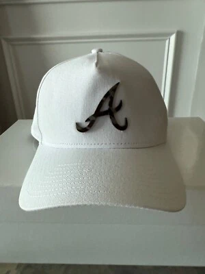 ATLANTA BRAVES NEW ERA 9FORTY MLB SOMBRERO SNAPBACK BLANCO SALUDO AL SERVICIO Foto 1 de 4