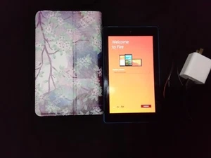 Amazon Kindle Fire 7th Generation SR043KL 8GB Case Blue Tested Working - Afbeelding 1 van 3