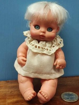 MINI BAMBOLA FURGA 14 cm - GIOCATTOLO VINTAGE ANNI '60/'70 -SLEEPING EYES DOLL - Immagine 1 di 4