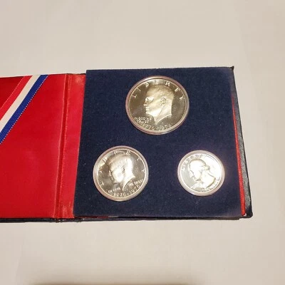 US BICENTENNIAL SILVER UNCIRCULATED PROOF  SET 1776-1976 - Image 1 of 4