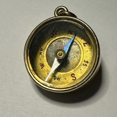 Brújula de anclaje vintage azul marino con dije colgante de direcciones cardinales pintado a mano Foto 1 de 4