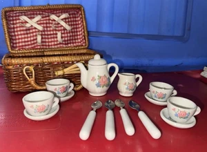 Vintage Miniatur Kinder Porzellan Teeservice mit Weide Picknickkorb rosa weiß - Bild 1 von 6