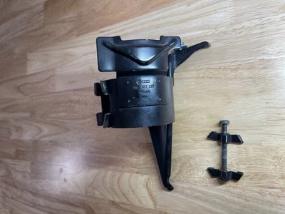 Оригинальный кронштейн для крепления топливного фильтра 1999-2005 Volkswagen Jetta 1M0-127-225 - Изображение 1 из 3