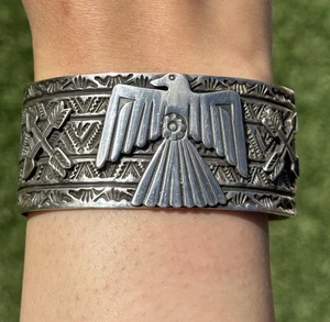 Brazalete Navajo Tsosie Blanco A Plata Esterlina Thunderbird Regalo - Imagen 1 de 12