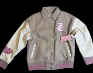 Chaqueta Bomber Universitaria Juicy Couture Beige Rosa y Blanco Cuello Convertible N $200 - Imagen 1 de 11