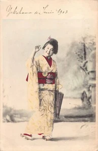 Japan - Geisha saluting - Picture 1 of 2