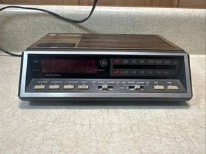 Vintage General Electric GE Model 7-4616B Two Wake Times FM/AM Alarm Clock Radio - Picture 1 of 7