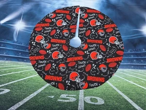 Hecho a mano Mini 19" árbol de navidad falda NFL FÚTBOL CLEVELAND BROWNS CASCOS - Imagen 1 de 9