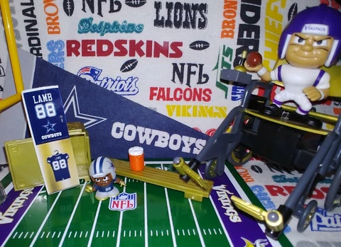 2021 NFL Series 10(X) Teenymates WR Dallas Cowboys WR CeeDee Lamb locker set Cover