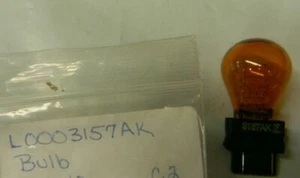 BOMBILLA ORIGINAL MOPAR PARK AND TURN #L0003157AK - Imagen 1 de 3