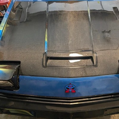 Capó de fibra de carbono estilo Mitsubishi Starion / Chrysler Conquest 83 con conducto personalizado. Foto 1 de 4