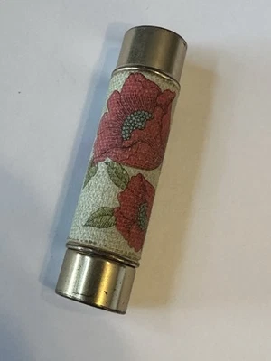 Lápiz labial rosa vintage Avon "Floral Prints" - abeja en relieve en la tapa Foto 1 de 4