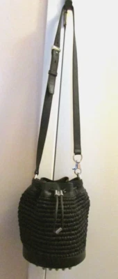 Bolsa balde feminina Alexander Wang Diego preta couro tecido - Imagem 1 de 4