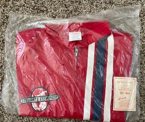 Vintage 80s Stewart & Stevenson Oil & Gas O&G Medium Red Nylon Jacket Vintage Neu mit Etikett - Bild 1 von 4