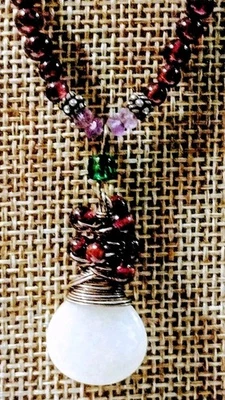 Collar envolvente de alambre de granate y piedra blanca Foto 1 de 3