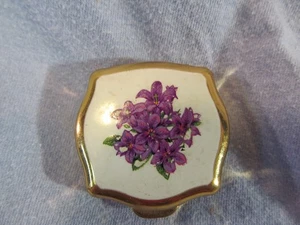 SCATOLA PORTAPILLOLE STRATTON TONO ORO VINTAGE CON FIORI LILLA VIOLA - Foto 1 di 3