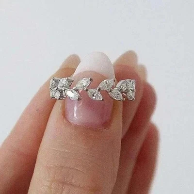 Anillo de banda de eternidad de 2 quilates de moissanita real enchapado en oro blanco de 14 quilates para mujer Foto 1 de 4