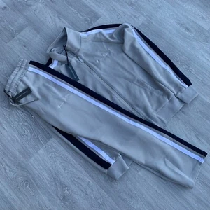 Maniere De Voir Poly Trainingsanzug Track Top Jogginghose Sweatpant Set - Grau - Bild 1 von 10